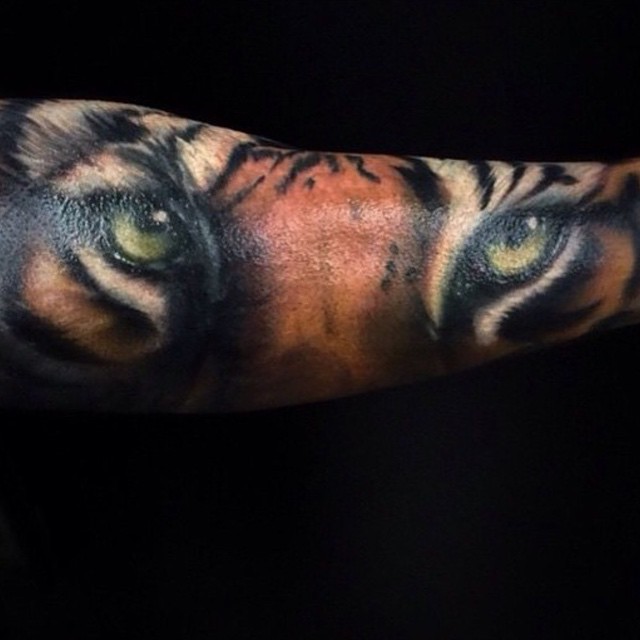 手臂令人惊叹的非常自然老虎脸部纹身图案