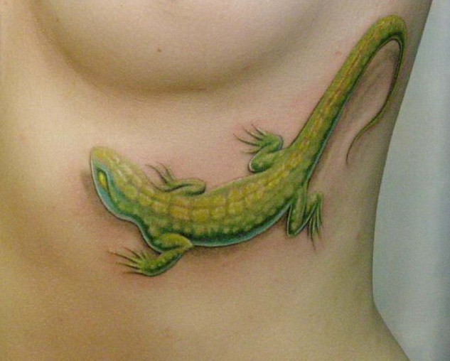肋骨上可爱的绿色蜥蜴纹身图案