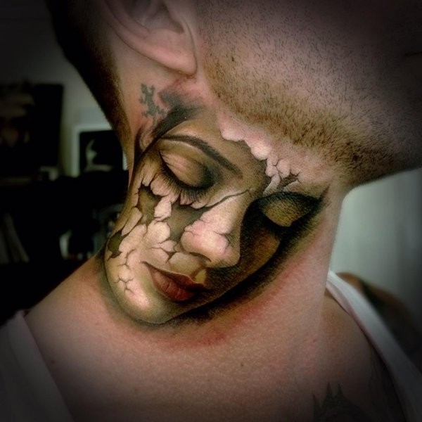脖子破碎的逼真女人脸纹身图案