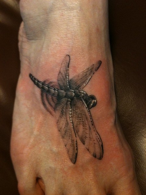 写实的蜻蜓纹身图案