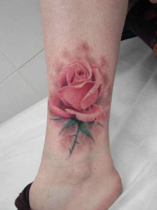 腿部甜美的彩色玫瑰花纹身图案