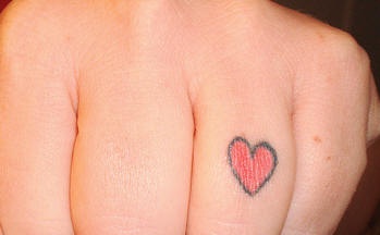 手指简单的红色的心纹身图案