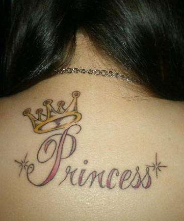 女生背部个性的公主皇冠纹身图案