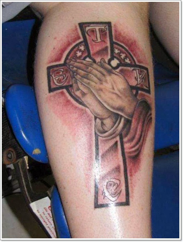 小腿令人印象深刻的祈祷之手与十字架纹身图案