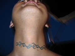 女性脖子彩色藤蔓纹身图案
