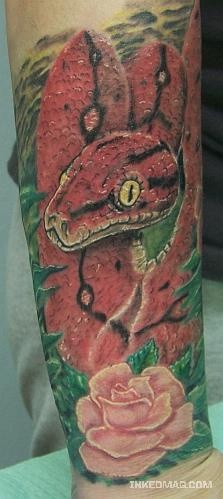 腿部彩色逼真的蛇与花朵纹身图案