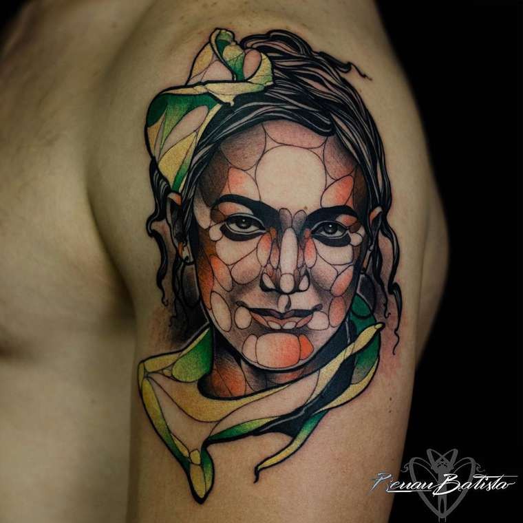 大臂彩色肩微笑女人脸纹身图案