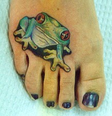 脚背可爱的绿色青蛙纹身图案
