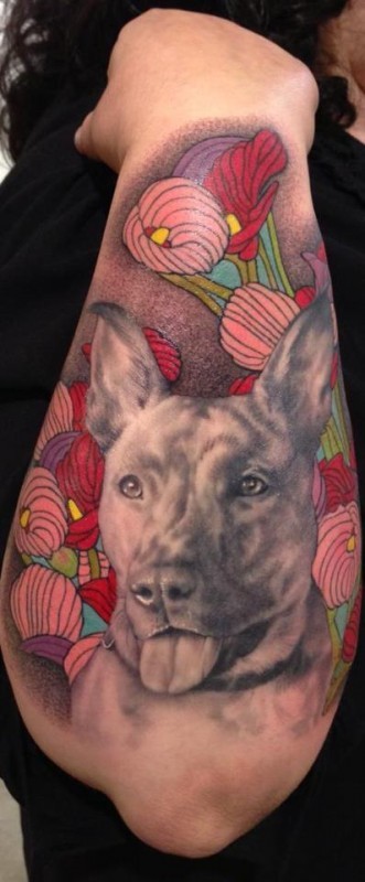 手臂华丽的逼真彩色狗肖像纹身图案