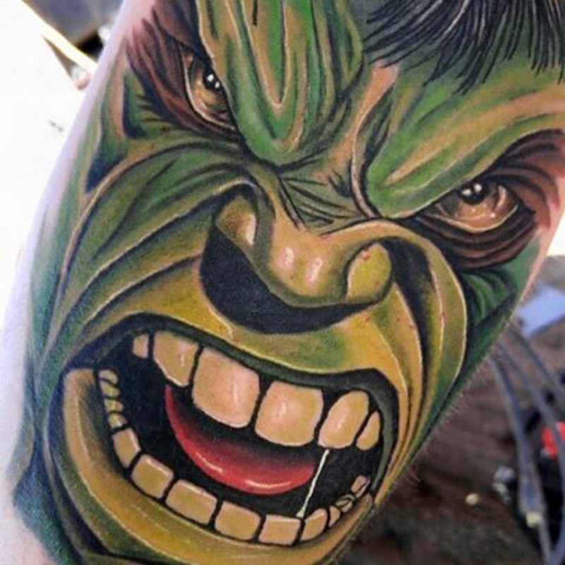 漫画风格彩色愤怒的绿巨人纹身图案
