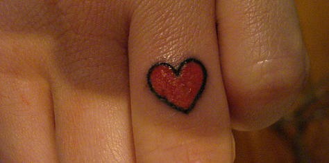 手指简约红色爱心纹身图案