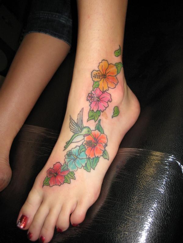 女性脚背水彩墨花朵蜂鸟纹身图片