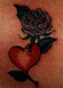 女性腰部紫花与红心纹身图片