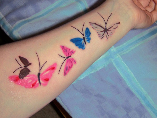 手臂独家设计可爱的彩色蝴蝶纹身图案