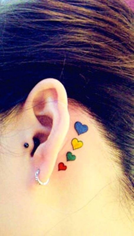 女性耳朵后根彩色爱心纹身图案