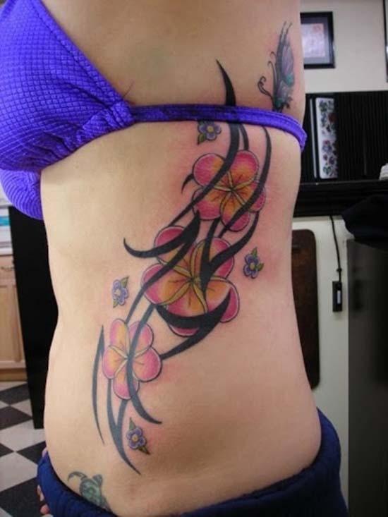 女性腰侧彩色夏威夷花朵纹身图片