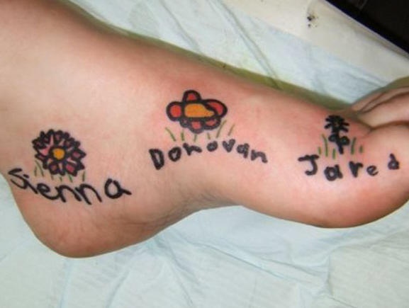 脚部彩色可以的花朵与字符纹身图案