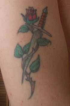 匕首与玫瑰纹身图案