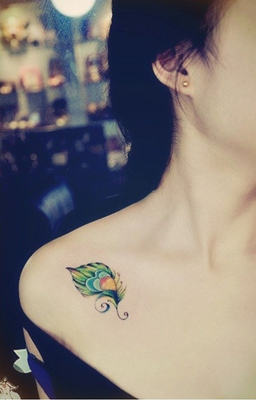 女生肩部可爱的彩色羽毛纹身图案