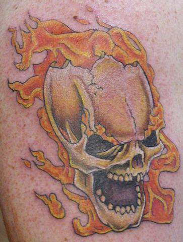邪恶骷髅和火焰纹身图案