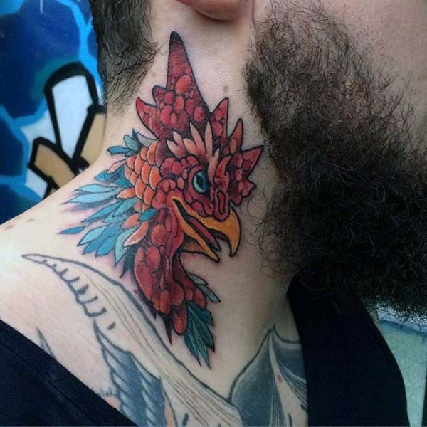 男子脖子彩色小公鸡头纹身图片