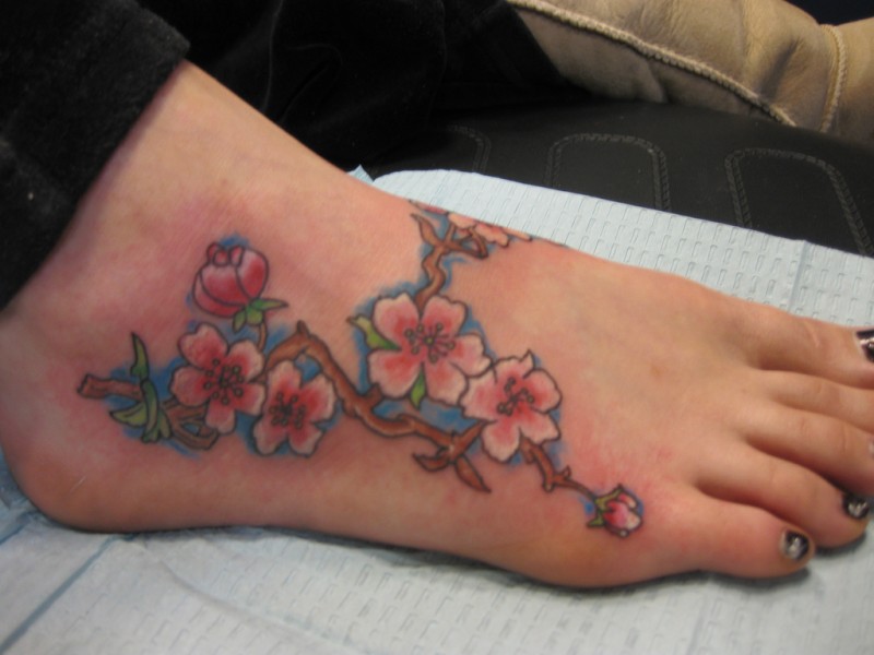 脚背好看的桃花枝纹身图案