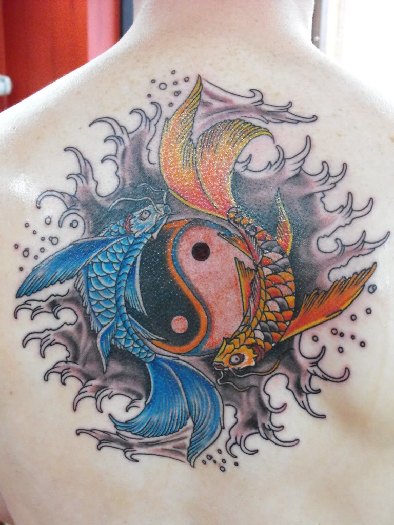 背部鲜艳的鲤鱼和阴阳八卦纹身图案