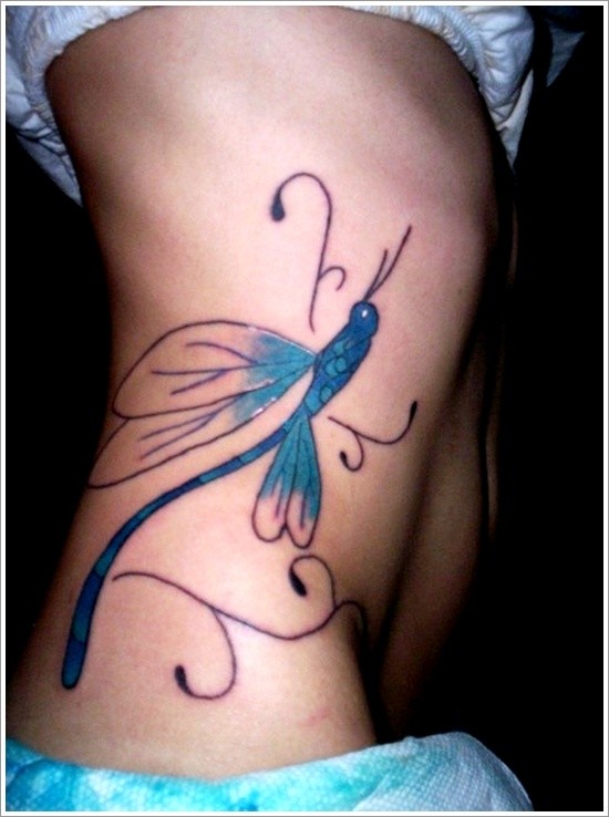 女生侧肋可爱的蜻蜓纹身图案