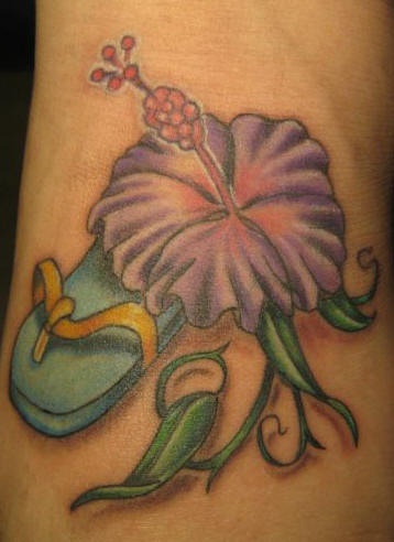 腿部紫色木槿花和凉鞋的纹身