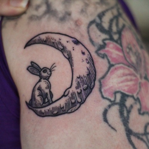 可爱的小兔子在月亮上线条纹身图案