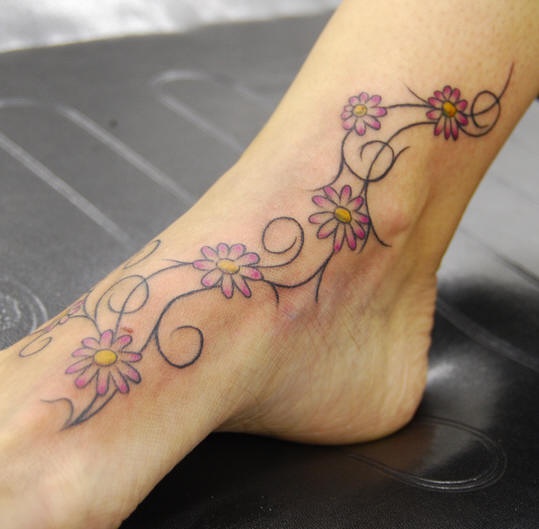 女性脚背彩色细枝卷曲花朵纹身