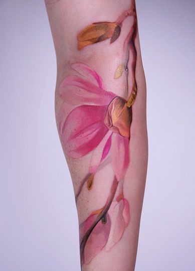 手臂漂亮的粉红花纹身图案