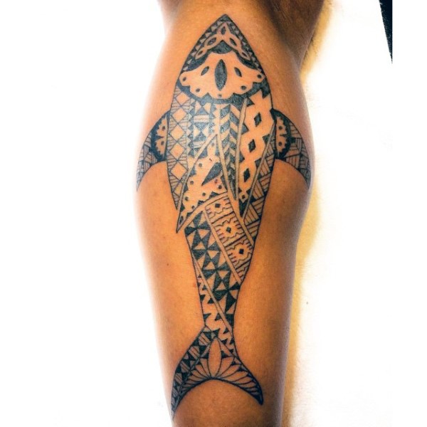 小腿很酷的波利尼西亚风格鲨鱼纹身图案