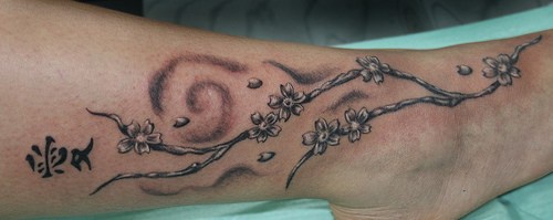 女性腿部棕色樱花树纹身图案