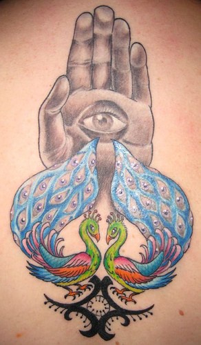 彩色孔雀和手掌眼睛纹身图案