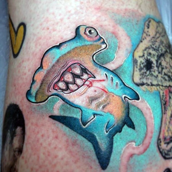 腿部彩色新学校风格滑稽的锤头鲨纹身