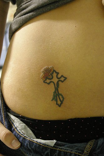 十字架与玫瑰女性纹身图案