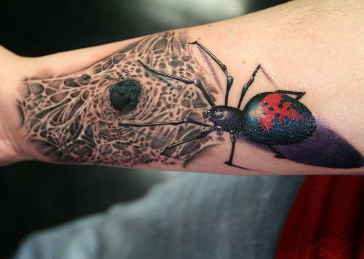 手臂逼真的彩色大蜘蛛与网纹身图案