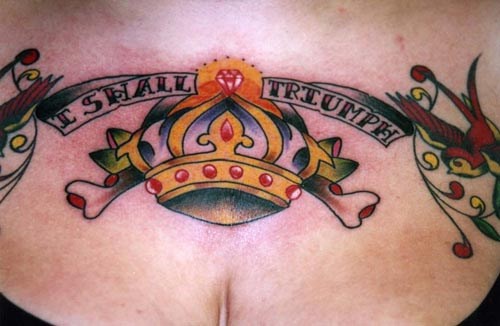 麻雀皇冠和英文纹身图案