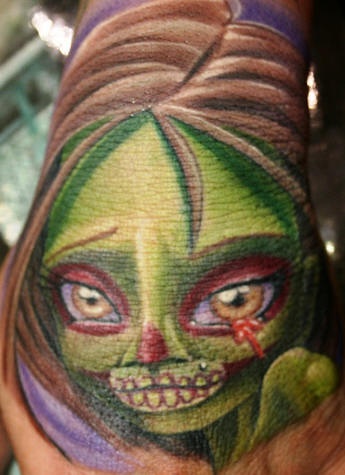 手背彩色可怕的女僵尸纹身图案