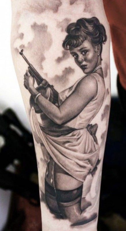 手臂棕色独特的持枪女孩纹身图片