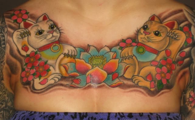 胸部彩色招财猫和莲花纹身图案