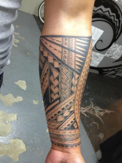 男性手臂黑色个性图腾纹身图案