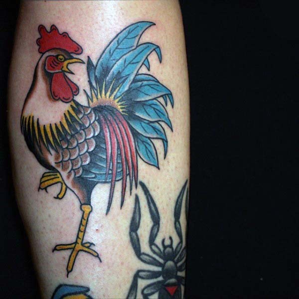 腿部老派风格的彩色有趣的公鸡纹身