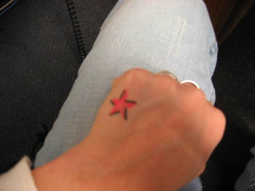 手部彩色明亮的五角星纹身图案