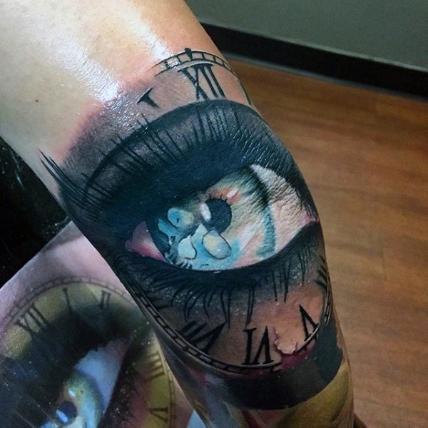 彩色女人眼睛与时钟纹身图案