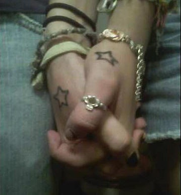 手部简约的五角星情侣纹身图案