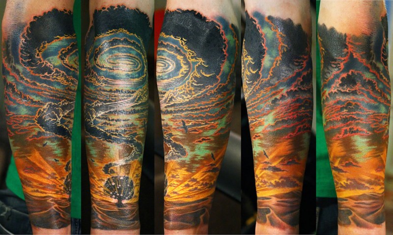 手臂彩色逼真的沙漠爆炸纹身图案