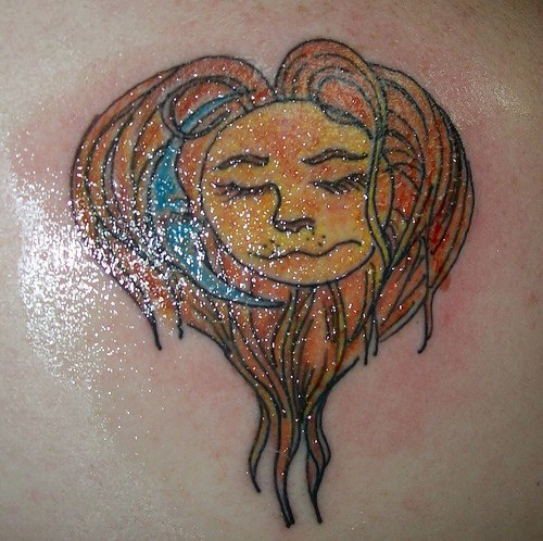 背部彩色人性化的金发太阳标志纹身