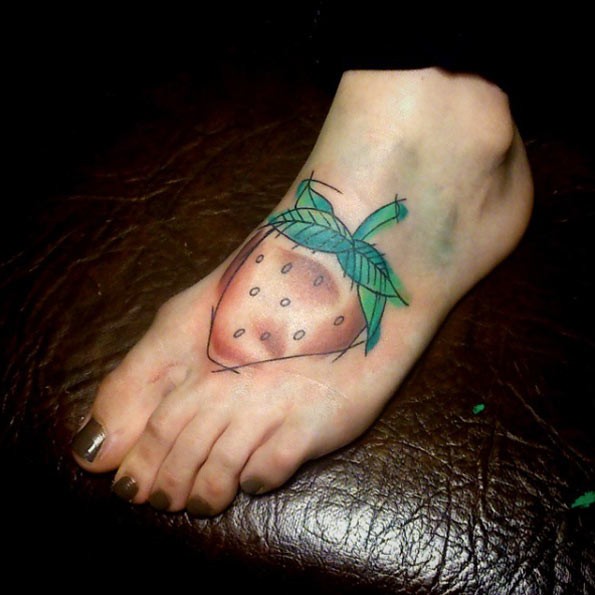 女性脚背简单的自制小草莓纹身图案